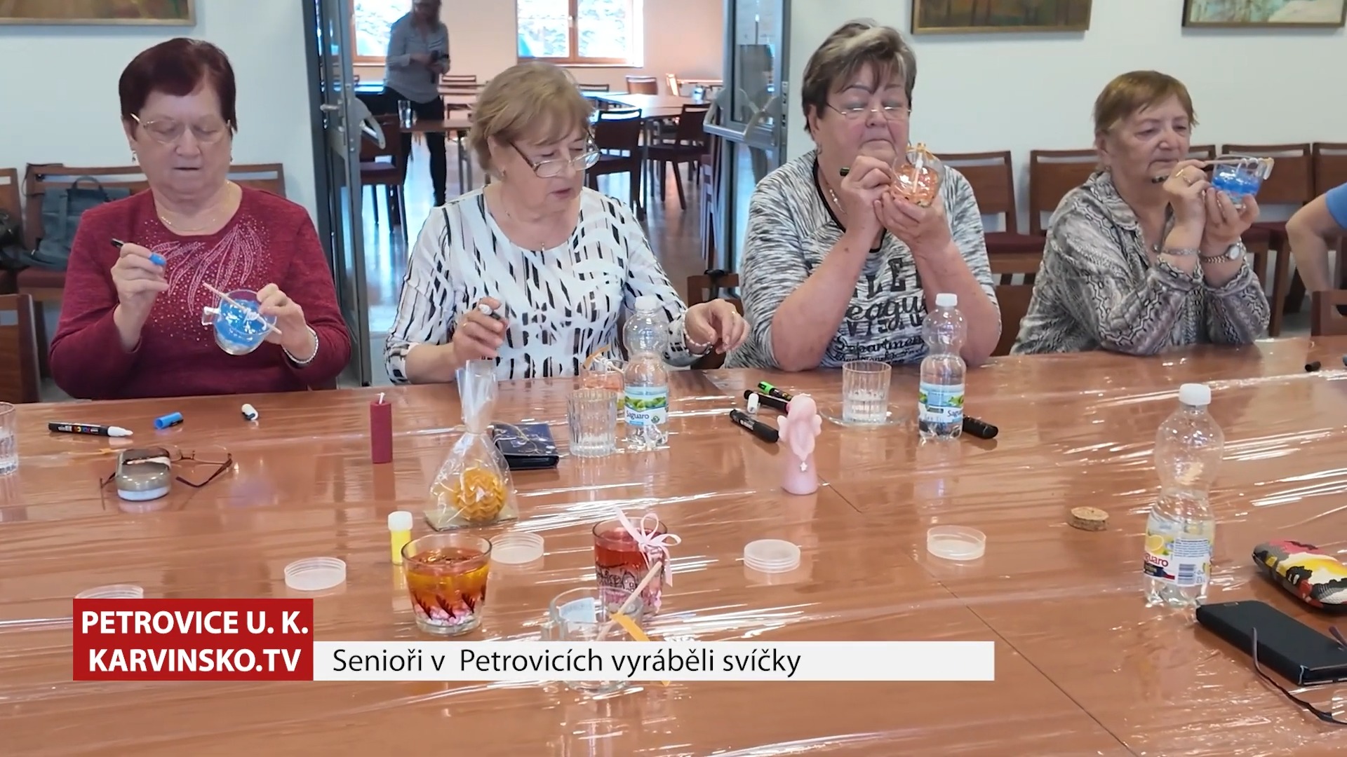 Senioři v Petrovicích vyráběli svíčky