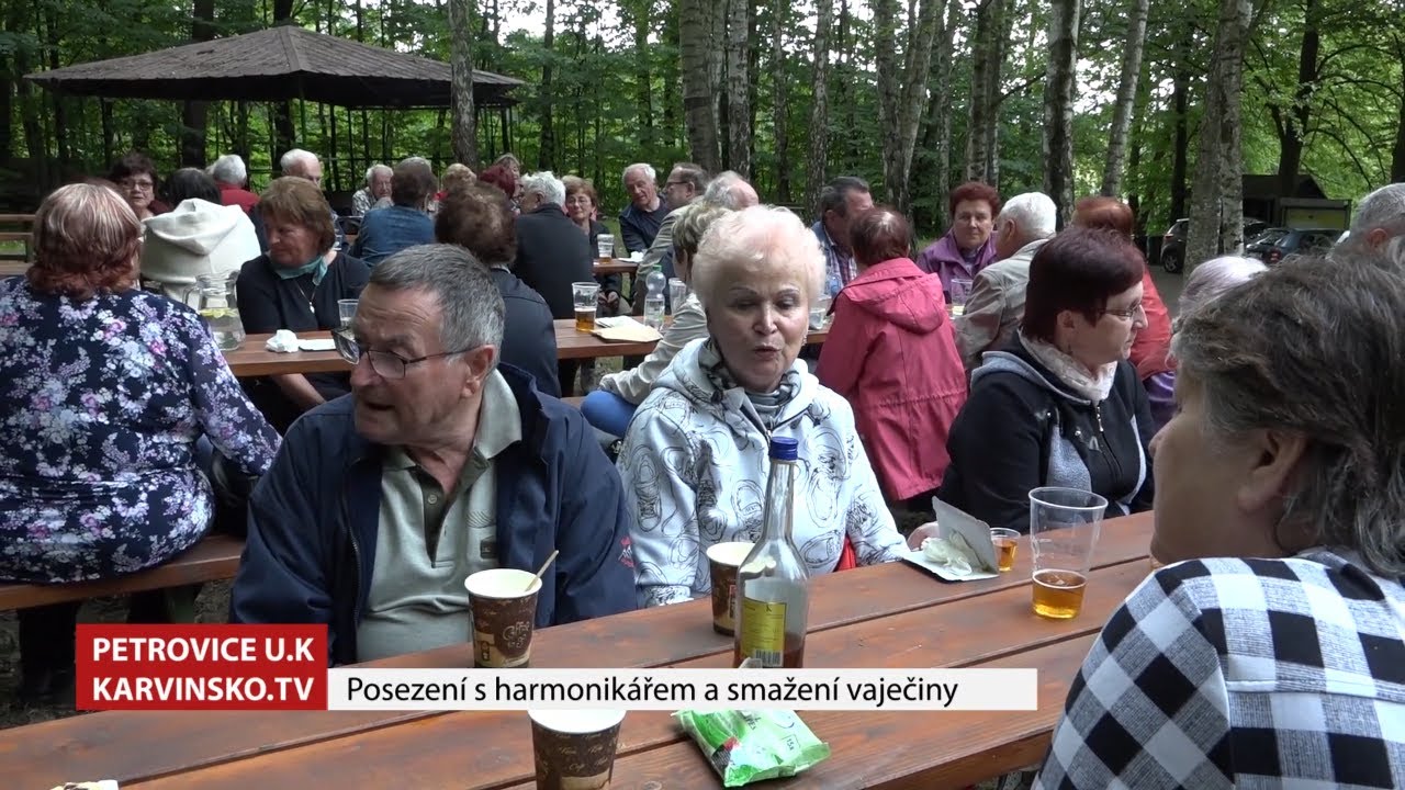 Posezení s harmonikářem a smažení vaječiny 