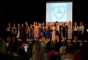 Koncert žáků petrovické základní školy ke Dni matek